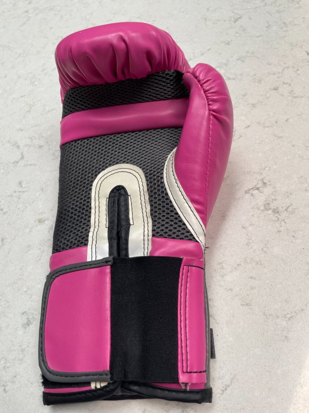 Hot Pink Everlast Boxing Gloves 12 Ounces  Great Condition - Picture 12 of 14